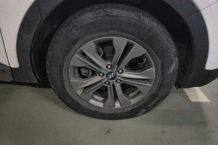 Used Hyundai Santa Fe 2013 2.4L Automatic Two-Wheel Drive Smart Version Right Front Wheel Hub