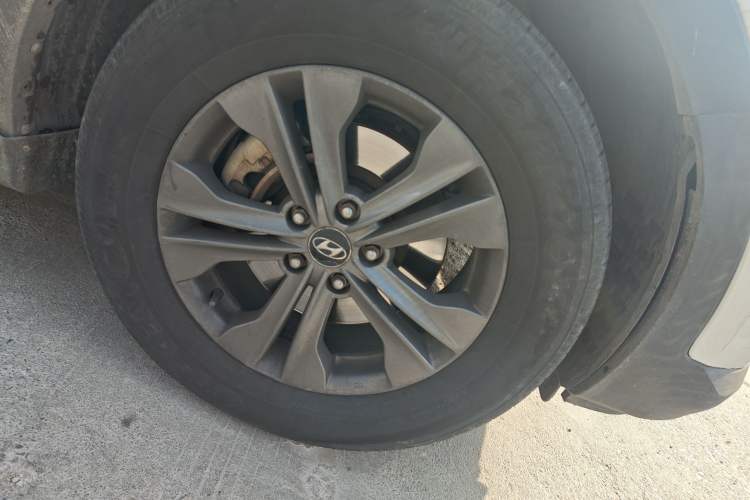 Used Hyundai Santa Fe 2013 2.4L Automatic 2WD Comfort Edition Right Front Wheel Hub