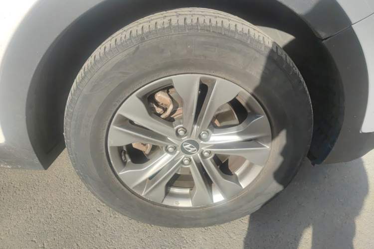 Used Hyundai Santa Fe 2013 2.4L Automatic 4x4 Smart Version Right Front Wheel Hub