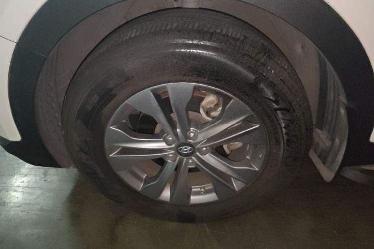 Used Hyundai Santa Fe 2013 2.4L Automatic Two-Wheel Drive Smart Version Right Front Wheel Hub