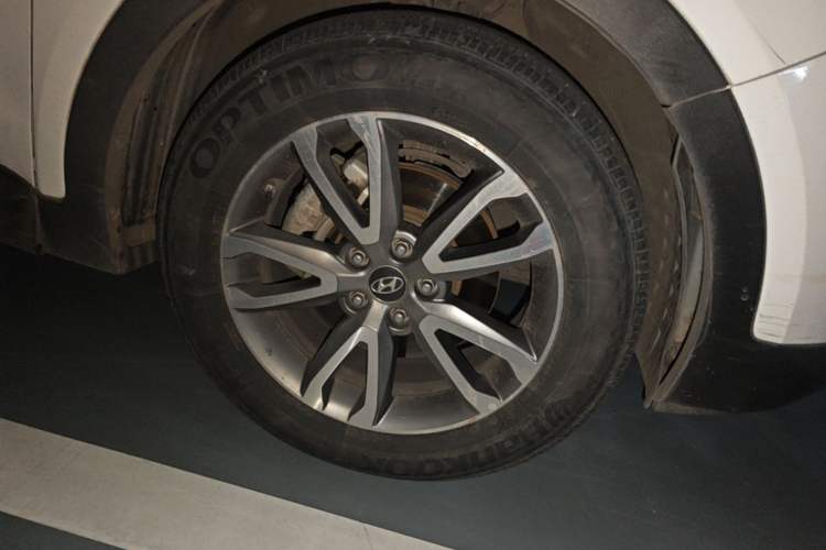 Used Hyundai Santa Fe 2013 2.4L Automatic 4x4 Prestige Edition Right Front Wheel Hub