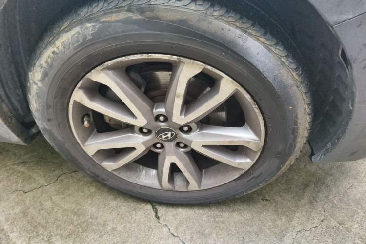 Used Hyundai Santa Fe 2013 2.0T Automatic All-Wheel Drive Top Trim Right Front Wheel Hub