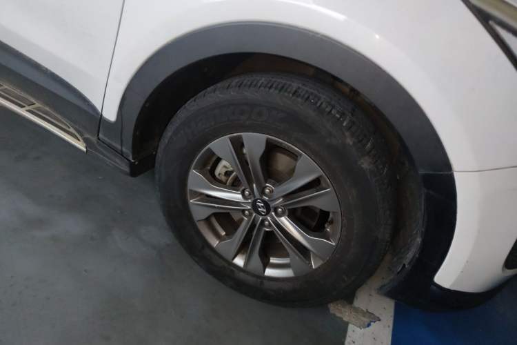 Used Hyundai Santa Fe 2013 2.4L Automatic Two-Wheel Drive Smart Version Right Front Wheel Hub