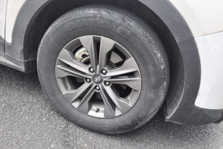 Used Hyundai Santa Fe 2013 2.4L Automatic 4x4 Smart Version Right Front Wheel Hub