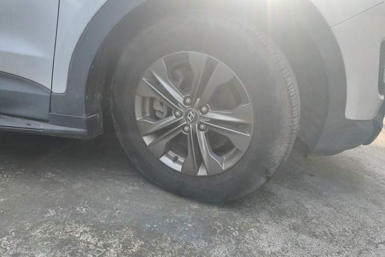 Used Hyundai Santa Fe 2013 2.4L Automatic 4x4 Comfort Edition Right Front Wheel Hub