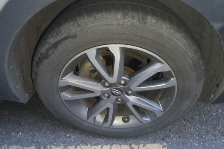 Used Hyundai Santa Fe 2013 2.0T Automatic All-Wheel Drive Prestige Version Right Front Wheel Hub