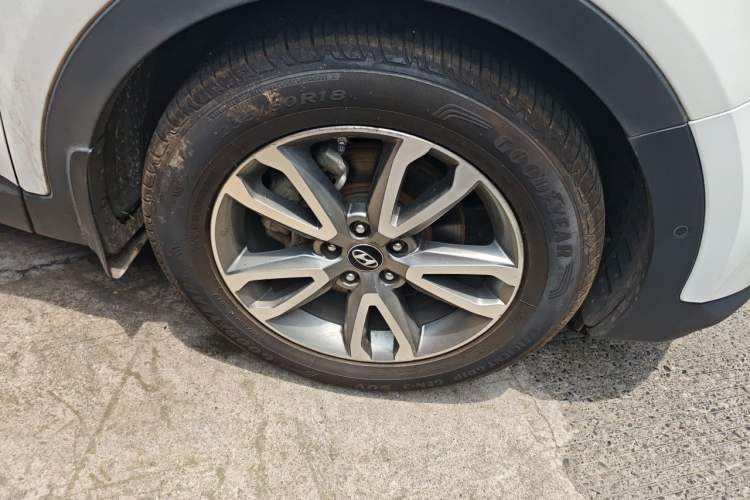 Used Hyundai Santa Fe 2013 2.0T Automatic All-Wheel Drive Top Trim Right Front Wheel Hub