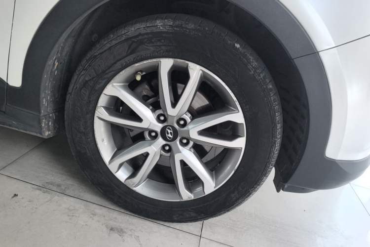 Used Hyundai Santa Fe 2013 Revised Version 2.4L Automatic All-Wheel Drive Luxury Trim Right Front Wheel Hub