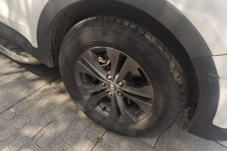Used Hyundai Santa Fe 2013 2.4L Automatic Two-Wheel Drive Smart Version Right Front Wheel Hub