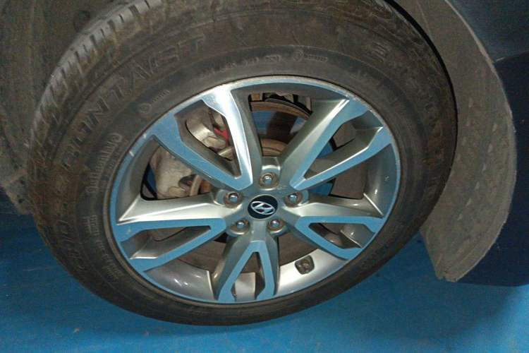 Used Hyundai Santa Fe 2013 2.0T Automatic All-Wheel Drive Top Trim Right Front Wheel Hub