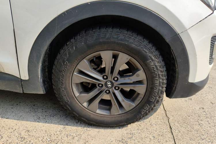 Used Hyundai Santa Fe 2013 2.4L Automatic Two-Wheel Drive Smart Version Right Front Wheel Hub