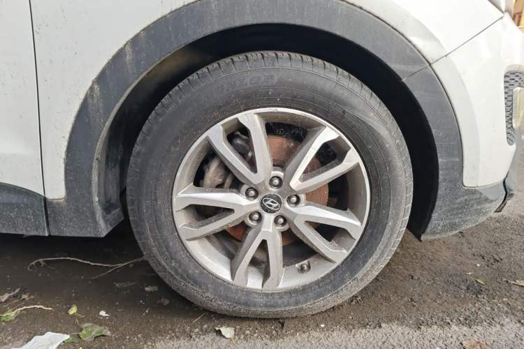 Used Hyundai Santa Fe 2013 2.4L Automatic 4x4 Prestige Edition Right Front Wheel Hub