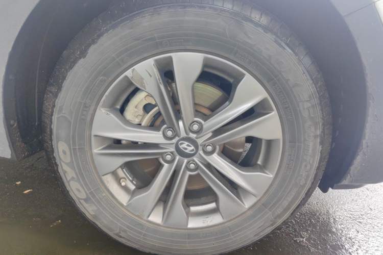 Used Hyundai Santa Fe 2013 2.4L Automatic Two-Wheel Drive Smart Version Right Front Wheel Hub