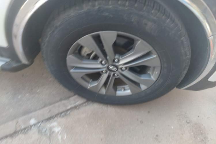 Used Hyundai Santa Fe 2013 2.4L Automatic Two-Wheel Drive Smart Version Right Front Wheel Hub