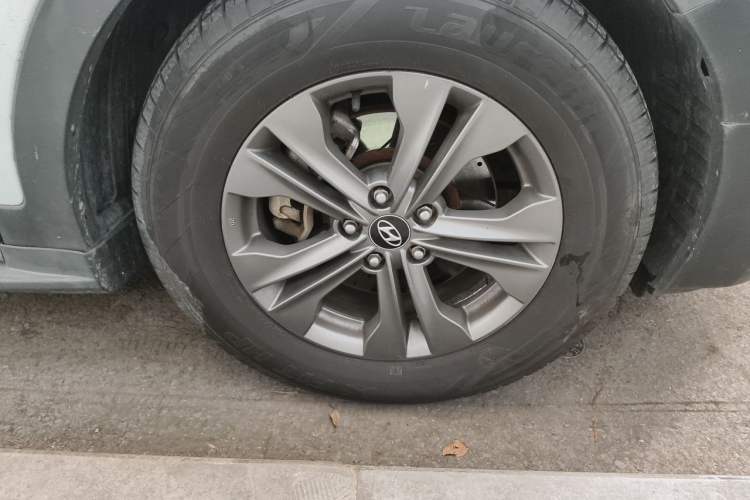 Used Hyundai Santa Fe 2013 2.4L Automatic Two-Wheel Drive Smart Version Right Front Wheel Hub