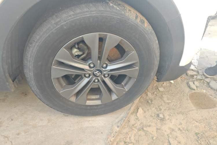 Used Hyundai Santa Fe 2013 2.4L Automatic 4x4 Comfort Edition Right Front Wheel Hub
