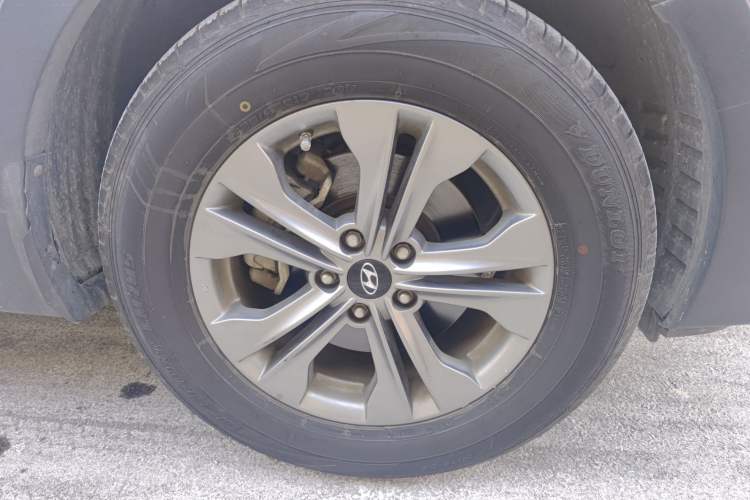 Used Hyundai Santa Fe 2013 2.4L Automatic Two-Wheel Drive Smart Version Right Front Wheel Hub
