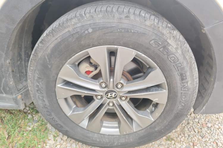 Used Hyundai Santa Fe 2013 2.4L Automatic 2WD Comfort Edition Right Front Wheel Hub
