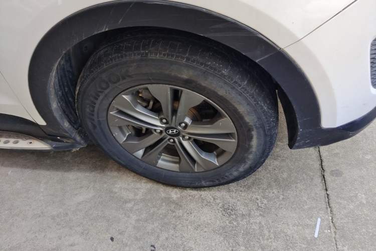 Used Hyundai Santa Fe 2013 2.4L Automatic Two-Wheel Drive Smart Version Right Front Wheel Hub