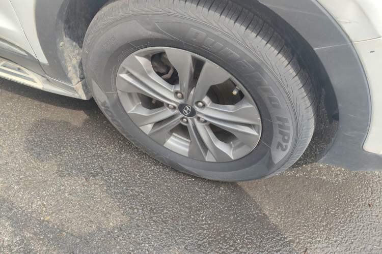 Used Hyundai Santa Fe 2013 2.4L Automatic Two-Wheel Drive Smart Version Right Front Wheel Hub