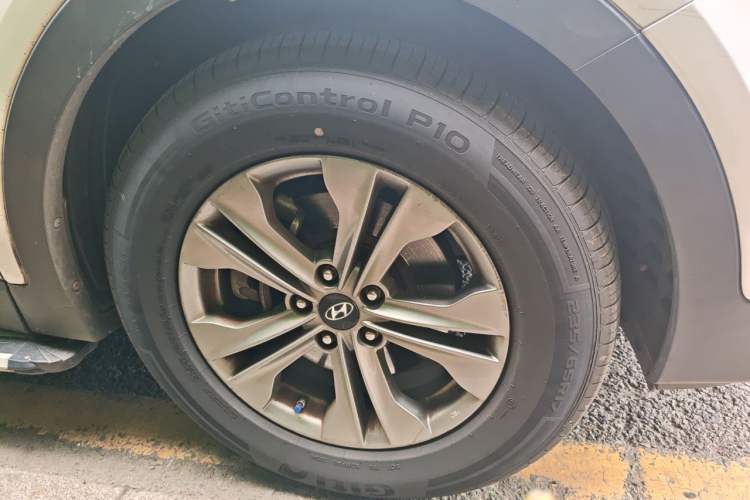 Used Hyundai Santa Fe 2013 2.4L Automatic Two-Wheel Drive Smart Version Right Front Wheel Hub