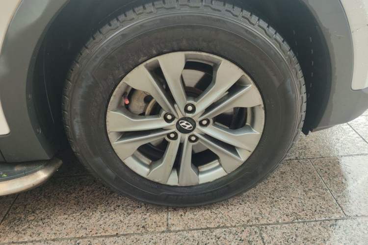 Used Hyundai Santa Fe 2013 2.4L Automatic 2WD Comfort Edition Right Front Wheel Hub