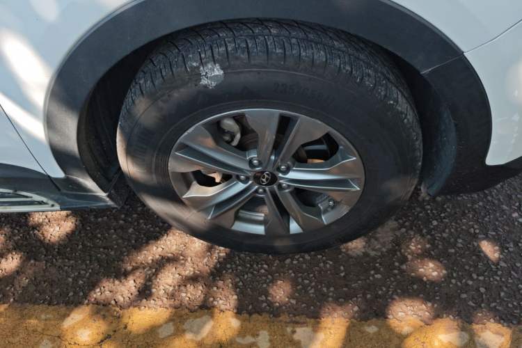 Used Hyundai Santa Fe 2013 2.4L Automatic Two-Wheel Drive Smart Version Right Front Wheel Hub