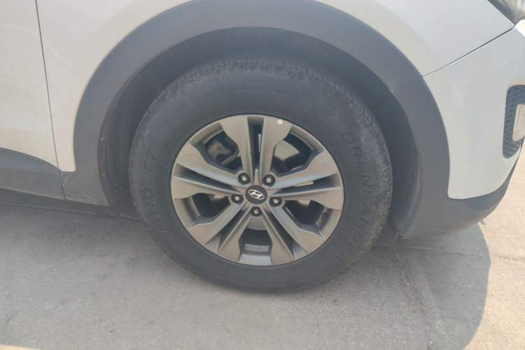 Used Hyundai Santa Fe 2013 2.4L Automatic Two-Wheel Drive Smart Version Right Front Wheel Hub