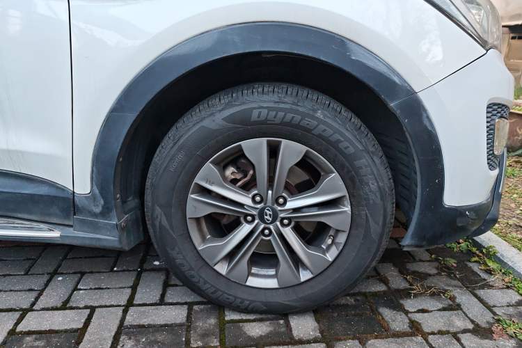 Used Hyundai Santa Fe 2013 2.4L Automatic Two-Wheel Drive Smart Version Right Front Wheel Hub