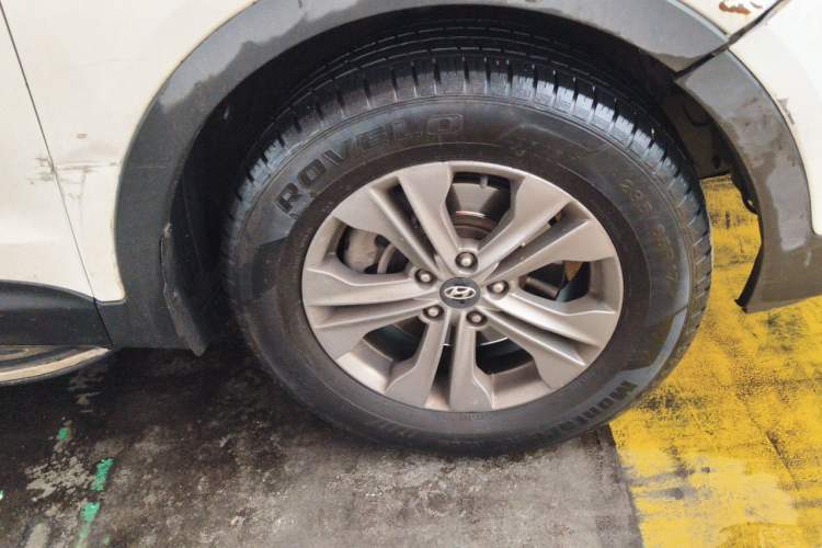 Used Hyundai Santa Fe 2013 2.4L Automatic 2WD Comfort Edition Right Front Wheel Hub