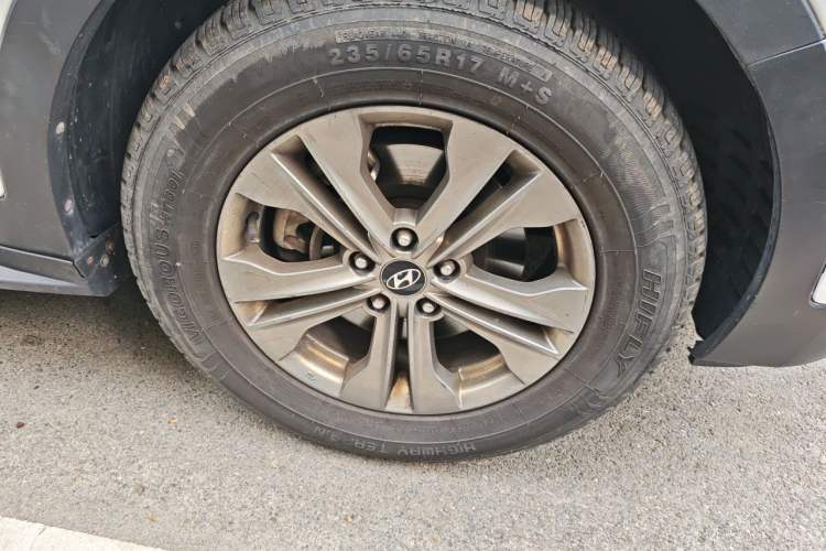 Used Hyundai Santa Fe 2013 2.4L Automatic 2WD Comfort Edition Right Front Wheel Hub