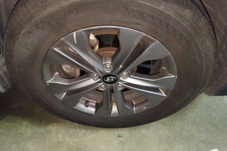 Used Hyundai Santa Fe 2013 2.4L Automatic Two-Wheel Drive Smart Version Right Front Wheel Hub