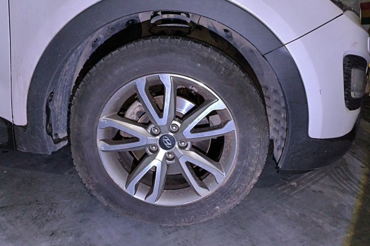 Used Hyundai Santa Fe 2013 2.4L Automatic 4x4 Prestige Edition Right Front Wheel Hub