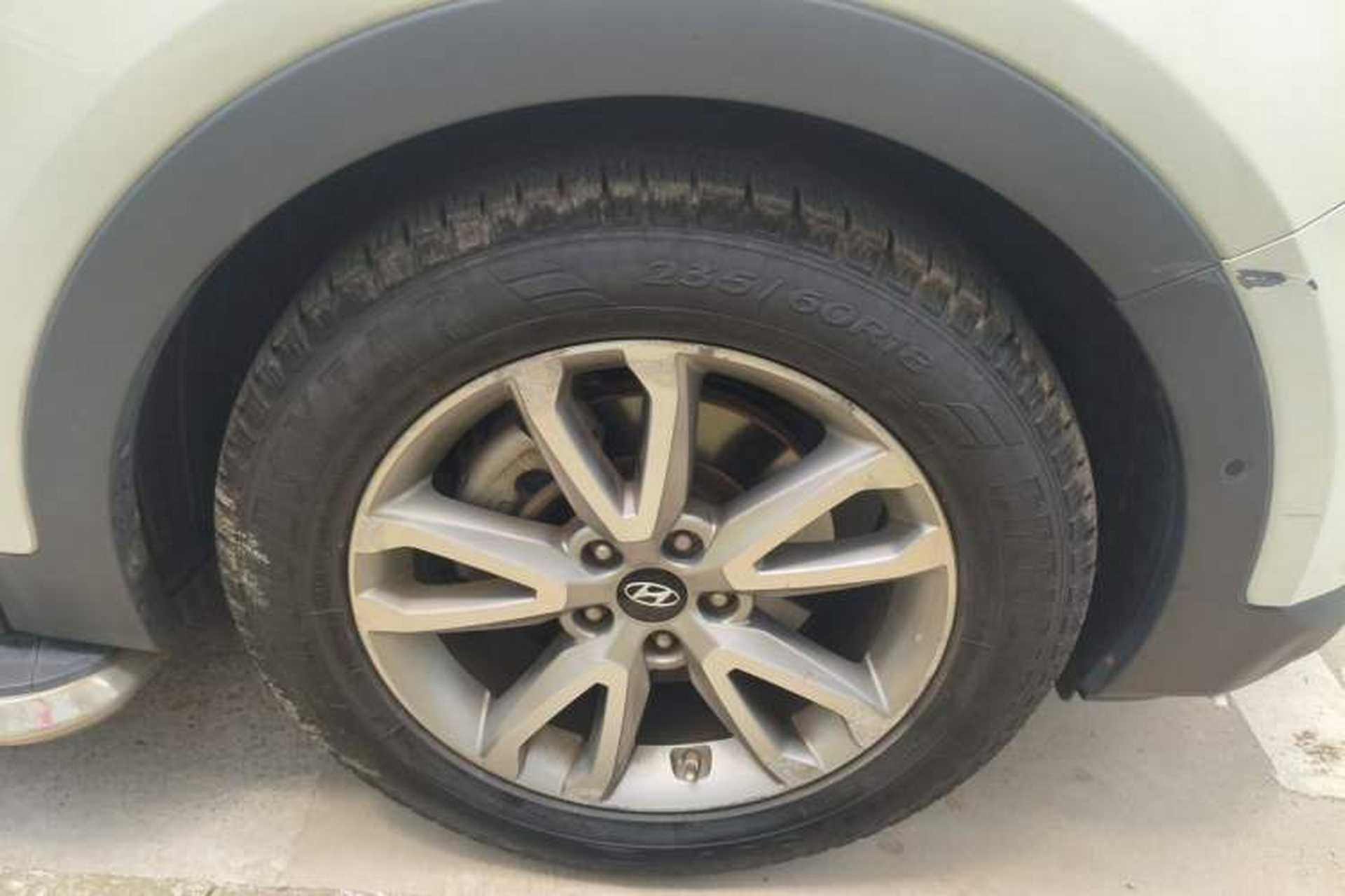 Used Hyundai Santa Fe 2013 Revised Version 2.0T Automatic All-Wheel Drive Top-Tier Trim Right Front Wheel Hub