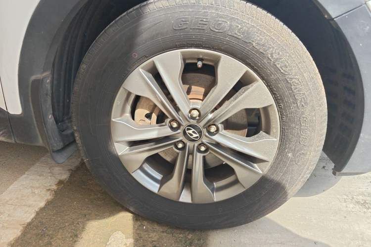 Used Hyundai Santa Fe 2013 2.4L Automatic Two-Wheel Drive Smart Version Right Front Wheel Hub
