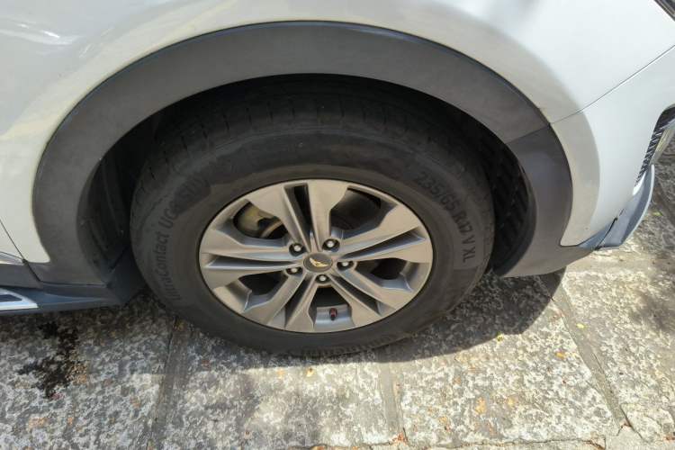 Used Hyundai Santa Fe 2013 2.4L Automatic Two-Wheel Drive Smart Version Right Front Wheel Hub