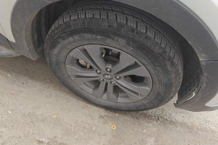 Used Hyundai Santa Fe 2013 2.4L Automatic 2WD Comfort Edition Right Front Wheel Hub