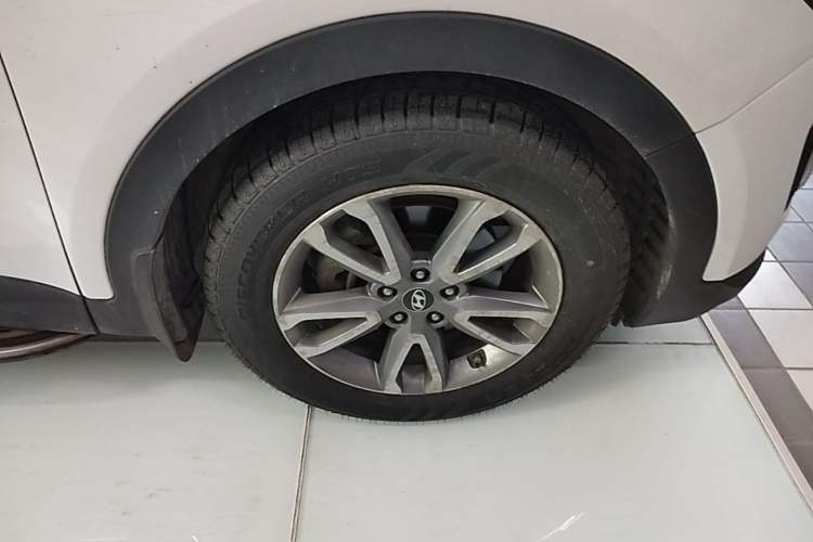 Used Hyundai Santa Fe 2013 2.0T Automatic All-Wheel Drive Prestige Version Right Front Wheel Hub