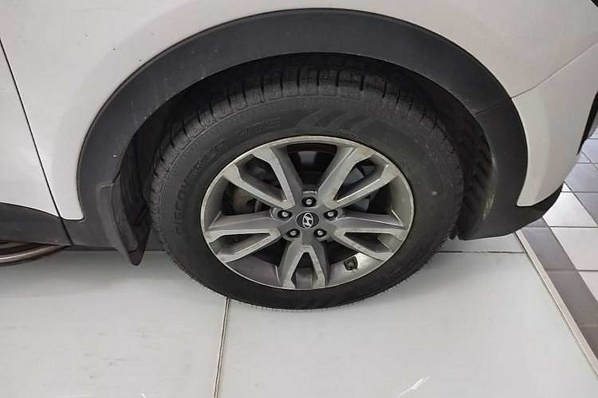 Used Hyundai Santa Fe 2013 2.0T Automatic All-Wheel Drive Prestige Version Right Front Wheel Hub