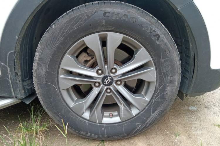 Used Hyundai Santa Fe 2013 2.4L Automatic Two-Wheel Drive Smart Version Right Front Wheel Hub