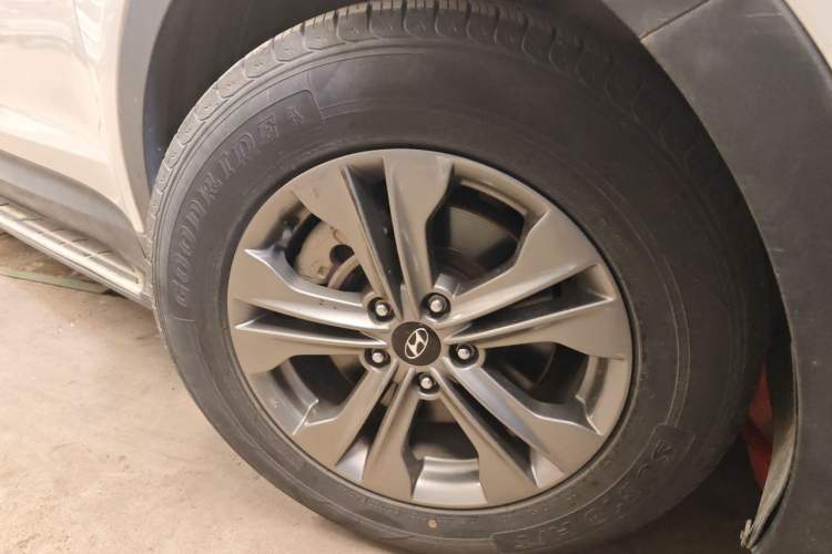 Used Hyundai Santa Fe 2013 2.4L Automatic Two-Wheel Drive Smart Version Right Front Wheel Hub