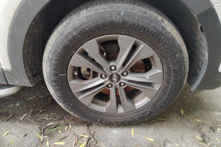 Used Hyundai Santa Fe 2013 2.4L Automatic Two-Wheel Drive Smart Version Right Front Wheel Hub