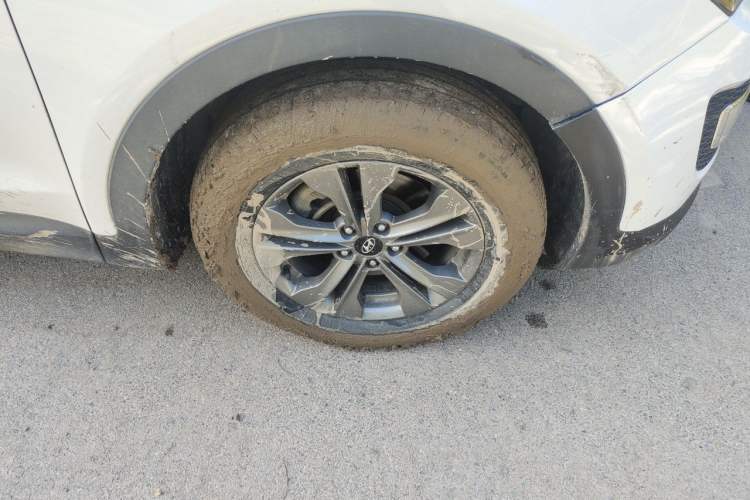 Used Hyundai Santa Fe 2013 2.4L Automatic Two-Wheel Drive Smart Version Right Front Wheel Hub