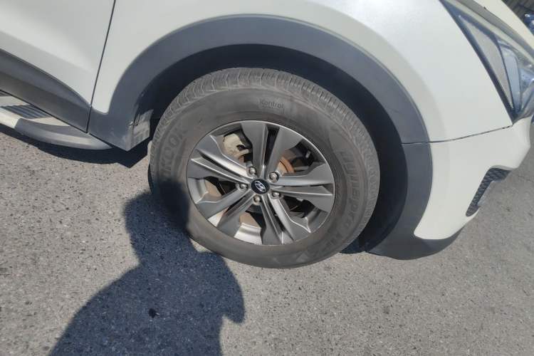 Used Hyundai Santa Fe 2013 2.4L Automatic Two-Wheel Drive Smart Version Right Front Wheel Hub