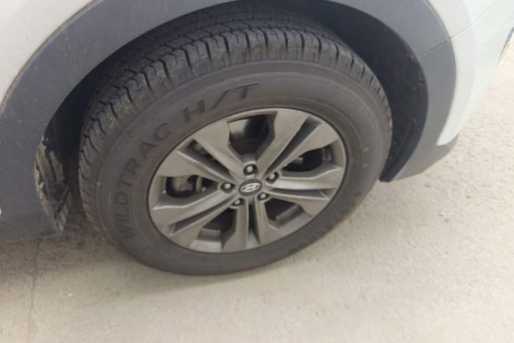 Used Hyundai Santa Fe 2013 2.4L Automatic Two-Wheel Drive Smart Version Right Front Wheel Hub