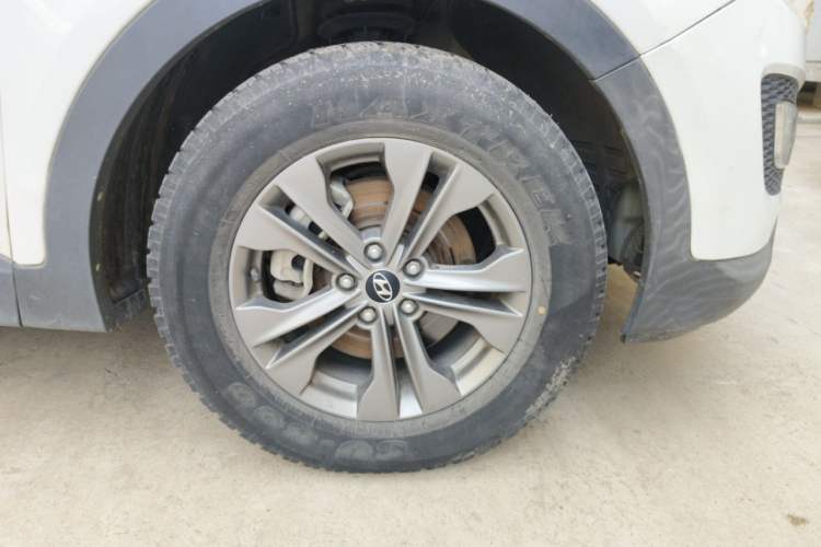 Used Hyundai Santa Fe 2013 2.4L Automatic Two-Wheel Drive Smart Version Right Front Wheel Hub