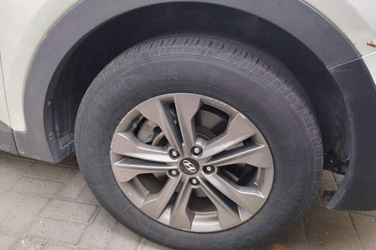Used Hyundai Santa Fe 2013 2.4L Automatic Two-Wheel Drive Smart Version Right Front Wheel Hub