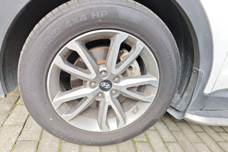 Used Hyundai Santa Fe 2013 Facelifted Version 2.0T Automatic Two-Wheel Drive Prestige Edition Right Front Wheel Hub