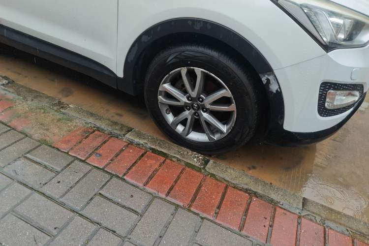 Used Hyundai Santa Fe 2013 2.4L Automatic 4x4 Prestige Edition Right Front Wheel Hub