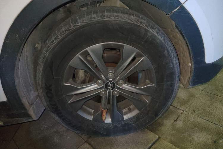 Used Hyundai Santa Fe 2013 2.4L Automatic 2WD Comfort Edition Right Front Wheel Hub